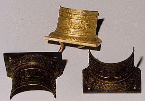 Gereinigtes Original (links) - Reproduktion (rechts) - Bronzerohling mit Gussfahnen (hinten)